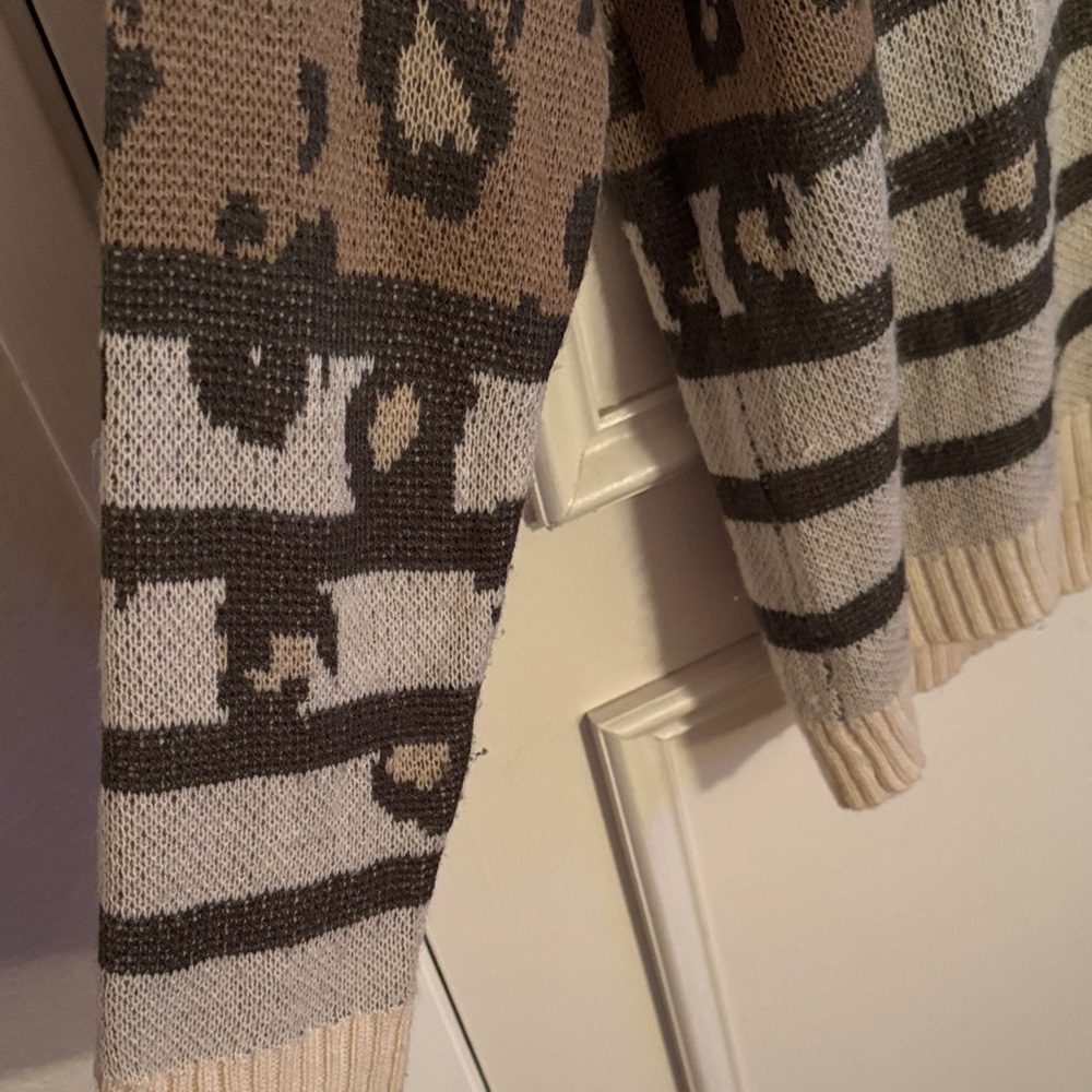 ANDREE BY UNIT Leopard Patterned Tan and Cream Sweater - Picture 6 of 9